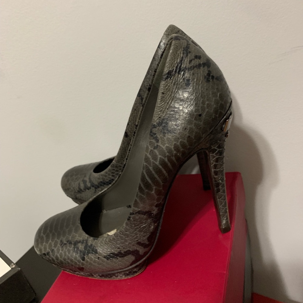 Stacked 4 The Right Person With The Walk That Talk - image 3